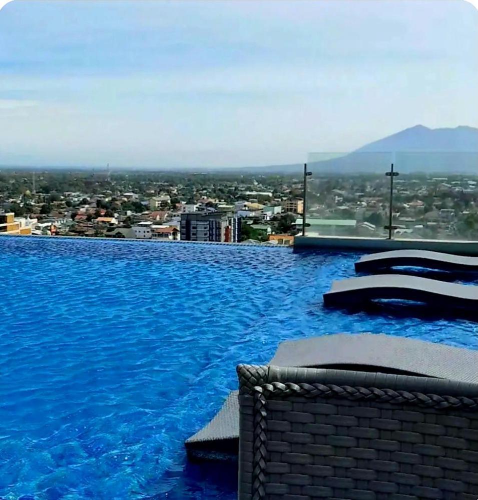 One Euphoria Prime Suite Hotel アンヘレス エクステリア 写真